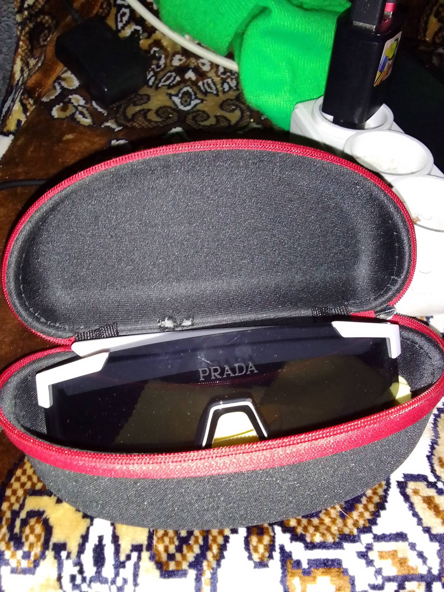 Очки Prada