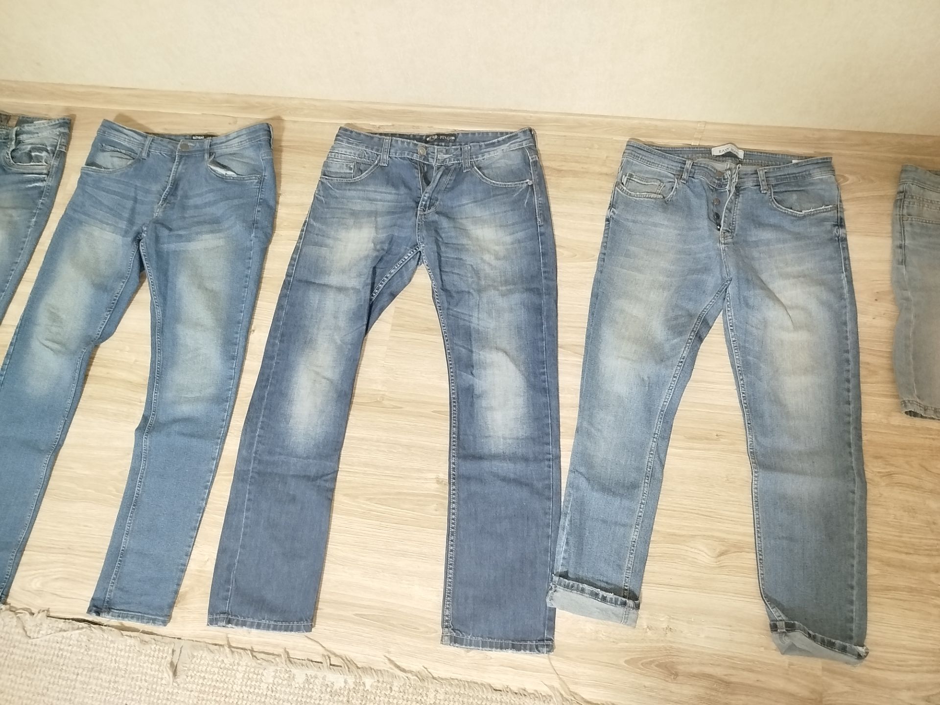 Продам базовые джинсы по дешевке